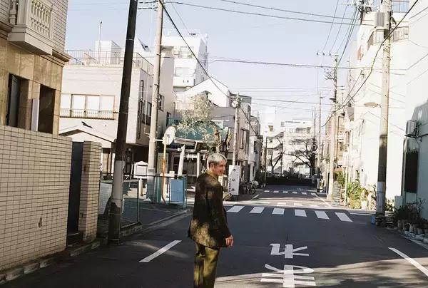 「世界的ポップスターが求めるエイリーズ・モロスとは何者か？　ロンドン在住デザイナーの仕事哲学」の画像