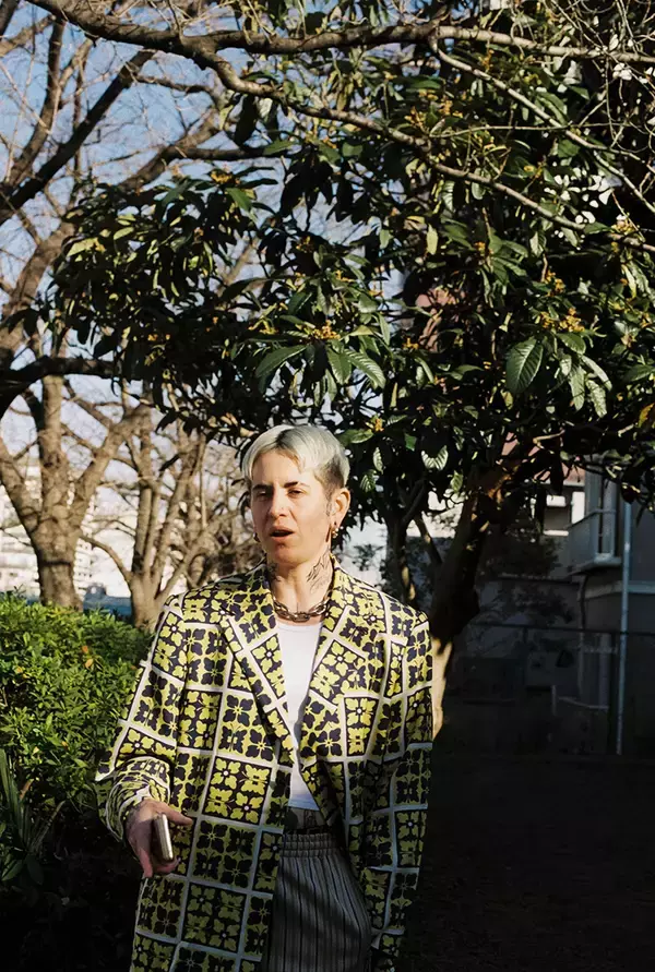 「世界的ポップスターが求めるエイリーズ・モロスとは何者か？　ロンドン在住デザイナーの仕事哲学」の画像