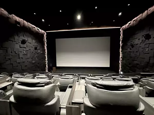 坂本龍一が音響を監修。こだわりが詰まった映画館『109シネマズプレミアム新宿』の内部をレポート