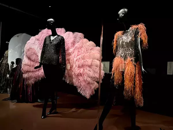 「『イヴ・サンローラン展　時を超えるスタイル』が開幕。40年の歴史が詰まった美の世界をレポート」の画像