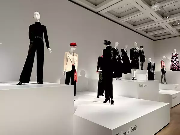 「『イヴ・サンローラン展　時を超えるスタイル』が開幕。40年の歴史が詰まった美の世界をレポート」の画像