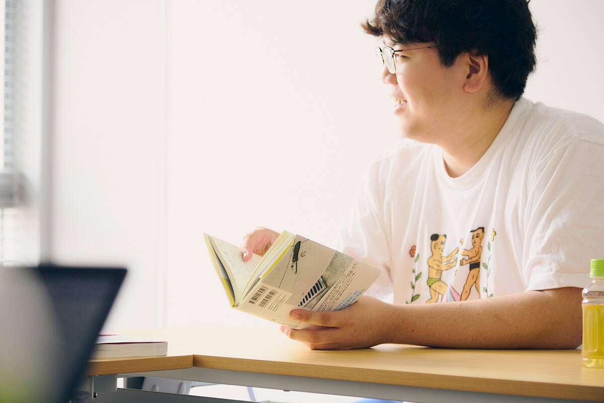 大前粟生×佐伯ポインティが語る、男らしさ問題。笑いは「暴力」も「イジリ」に変えてしまう