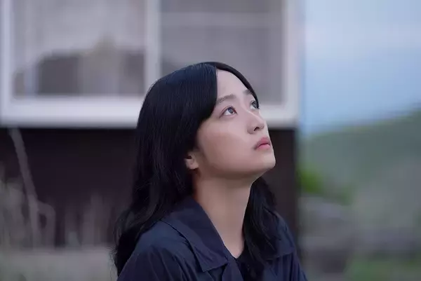 「King Gnu井口理主演映画『逃げろお嬢さん』推しを守ろうと奮闘する男の一日を切り取った場面写真」の画像