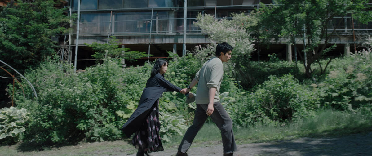 King Gnu井口理主演映画『逃げろお嬢さん』推しを守ろうと奮闘する男の一日を切り取った場面写真