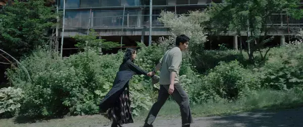 「King Gnu井口理主演映画『逃げろお嬢さん』推しを守ろうと奮闘する男の一日を切り取った場面写真」の画像
