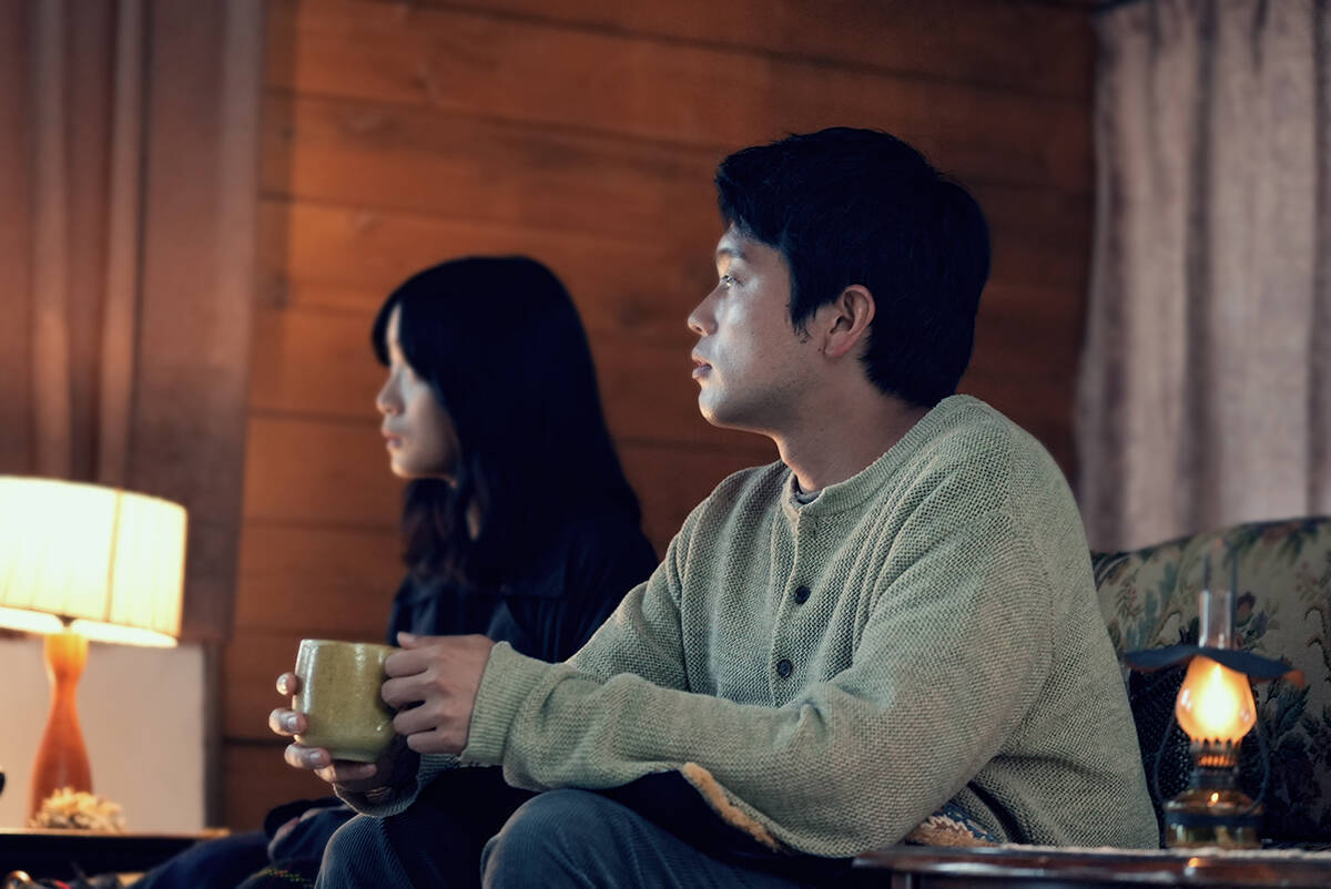 King Gnu井口理主演映画『逃げろお嬢さん』推しを守ろうと奮闘する男の一日を切り取った場面写真