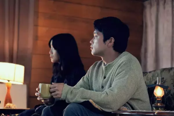 「King Gnu井口理主演映画『逃げろお嬢さん』推しを守ろうと奮闘する男の一日を切り取った場面写真」の画像