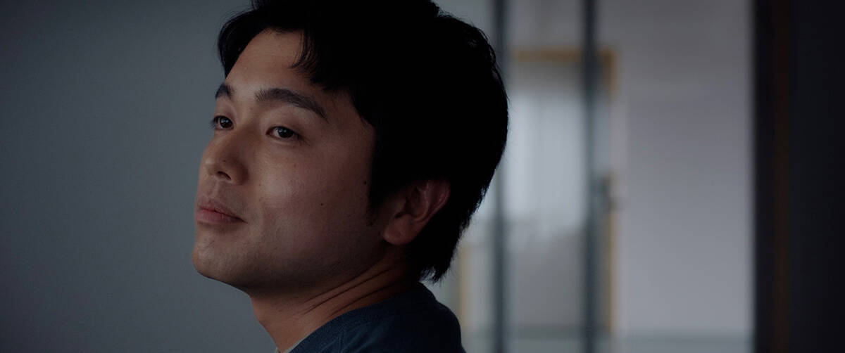 King Gnu井口理主演映画『逃げろお嬢さん』推しを守ろうと奮闘する男の一日を切り取った場面写真