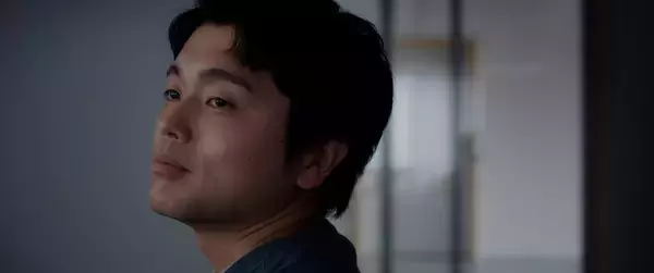 「King Gnu井口理主演映画『逃げろお嬢さん』推しを守ろうと奮闘する男の一日を切り取った場面写真」の画像