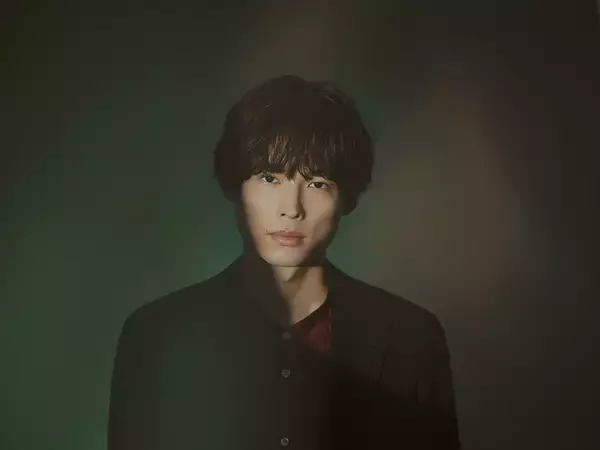 「松村北斗×岡崎紗絵『告白－25年目の秘密－』スーツ姿の役ビジュアル公開」の画像