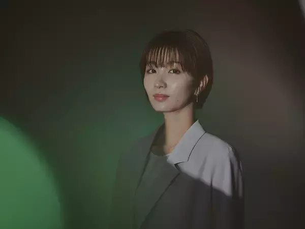 「松村北斗×岡崎紗絵『告白－25年目の秘密－』スーツ姿の役ビジュアル公開」の画像