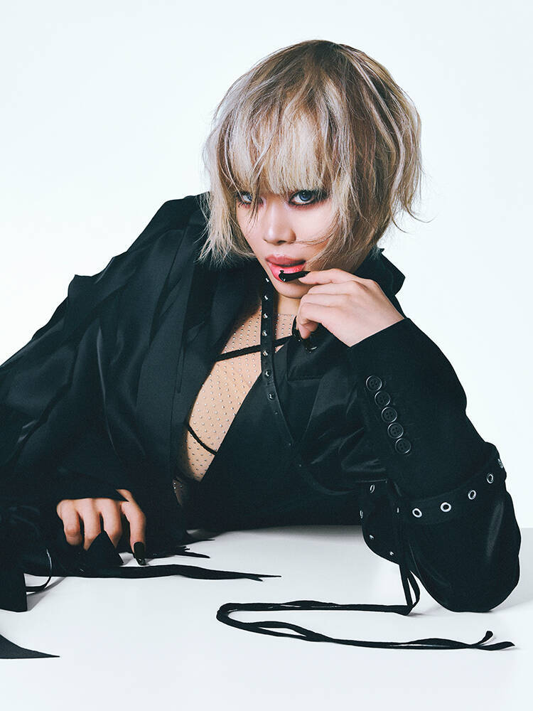 HANA、7か月ぶり新曲“Slidin”を10月29日にリリース。ジャケットはMAHINAの描き下ろし