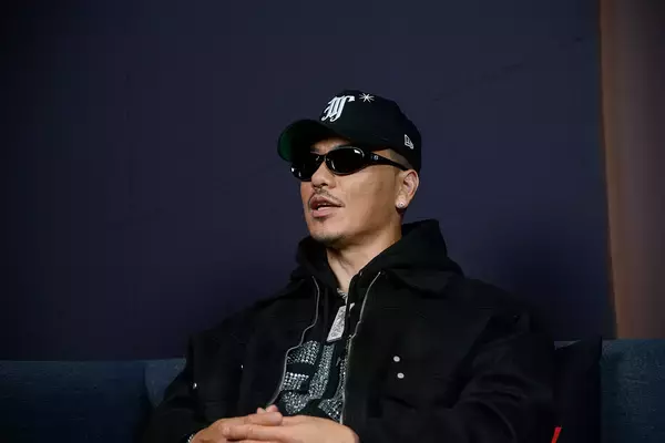 「恋リアは「しゃらくせぇ」。AK-69と永野がNetflixリアリティシリーズ『ラヴ上等』でヤンキーから学ぶ「感情のむき出し方」」の画像