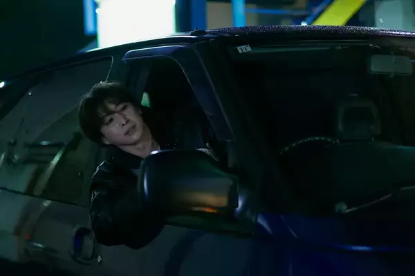 「映画『ナイトフラワー』から黒髪のSnow Man佐久間大介＆夜の帝王・SUPER BEAVER渋谷龍太の場面写真」の画像