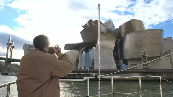 「『新美の巨人たち』磯村勇斗がサグラダ・ファミリアなどスペインの奇想建築を訪ねる」の画像