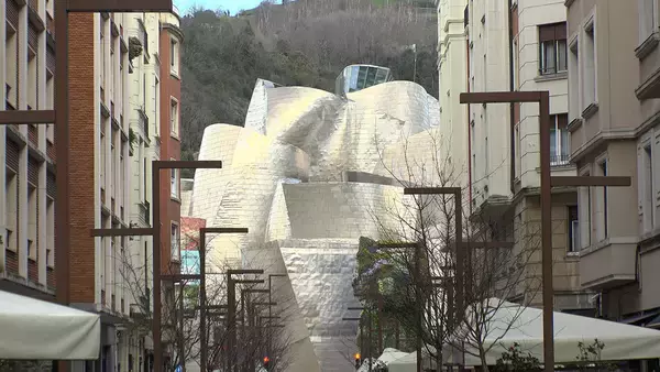 「『新美の巨人たち』磯村勇斗がサグラダ・ファミリアなどスペインの奇想建築を訪ねる」の画像