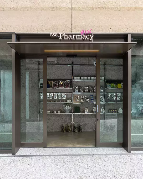 「ドライフラワーショップ「EW.Pharmacy #106」が原宿にオープン。rocky's matchaとコラボ」の画像