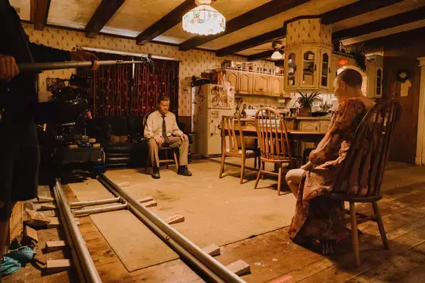 「『ブゴニア』ランティモス監督の撮影風景を、写真担当JIMAに聞く。見どころは？エマ・ストーンは？」の画像