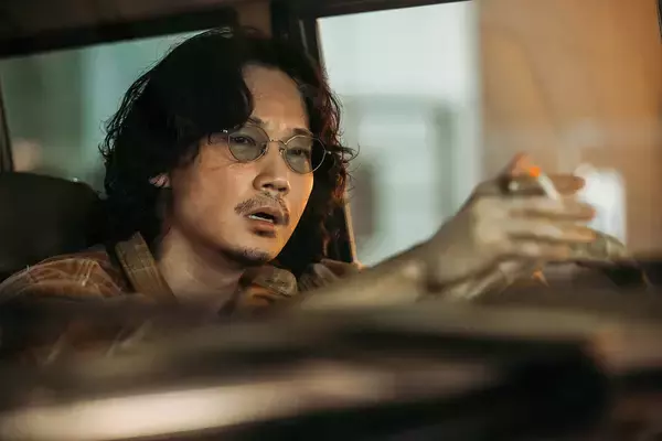 「北村匠海、林裕太、綾野剛の「素顔」と「裏の顔」。映画『愚か者の身分』場面写真10点到着」の画像