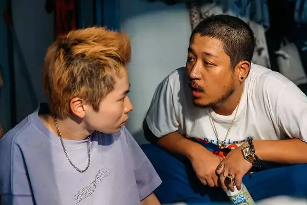 「北村匠海、林裕太、綾野剛の「素顔」と「裏の顔」。映画『愚か者の身分』場面写真10点到着」の画像