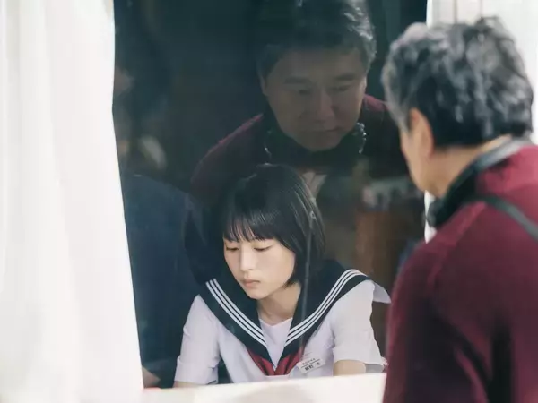 「出口夏希＆蒔田彩珠W主演『ルックバック』秋田の自然で撮影されたメイキング写真＆オフショット公開」の画像