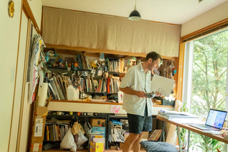 大手町に出現した巨大な銀の彫刻は一体何だ？　ラッセル・モーリスが作品に込めた自然への危機感