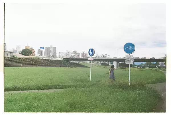 「上村窓写真連載vol.3『どこだよここは だれだよきみは』〜冨樫優花と街を歩く〜」の画像