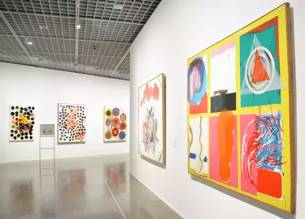 美術史から「見落とされた」女性作家14人を再発見。時代に挑む『アンチ・アクション展』レポ