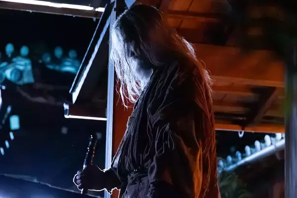 「岡田准一主演Netflix『イクサガミ』に阿部寛が長髪白髪の最恐の剣豪役で出演。メイン予告編公開」の画像