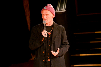 レッチリのベーシスト・フリーの初ソロ作『Honora』。63歳のロックスターがジャズに回帰した理由とは