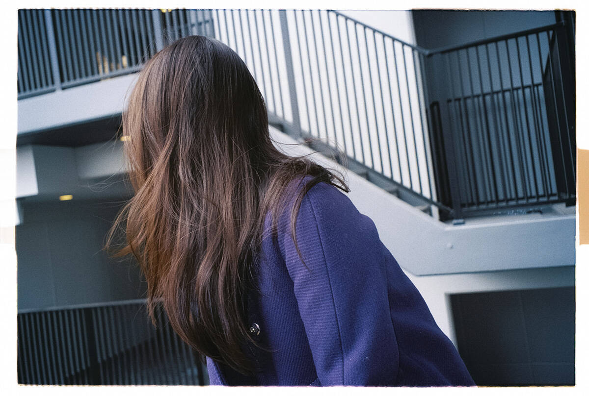 上村窓写真連載vol.5『どこだよここは だれだよきみは』〜関めぐみと街を歩く〜