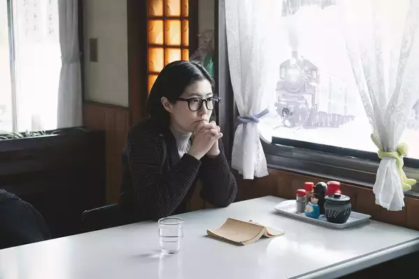 「『旅と日々』は、何かに疲れている人たちの物語―。シム・ウンギョン×三宅唱監督インタビュー」の画像