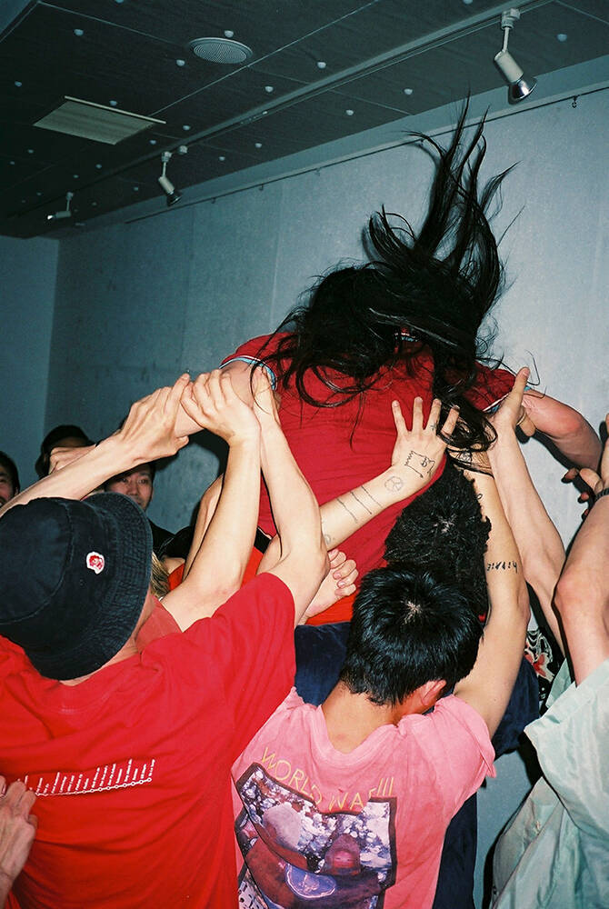 GEZANの歴史と現在が浮かび上がる。水谷太郎、池野詩織、Takako Noelによる展覧会が新宿で開催中