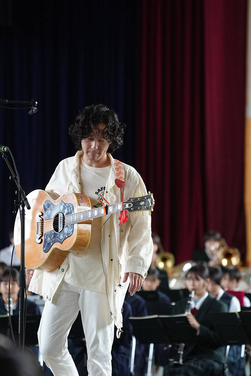ROTH BART BARONがファン、中学校吹奏楽部と合奏した“MIRAI”ライブ映像公開