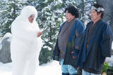 「NHK『LIFE！冬1』に富栄ドラムが出演。雪男役で内村光良、塚地武雅と共演」の画像1