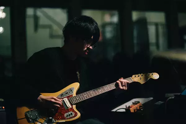 「ジム・オルークと岡田拓郎 band setの新年2マンライブが渋谷WWWで開催」の画像