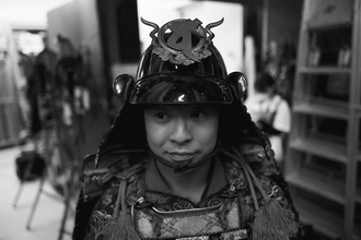 仲野太賀の写真展でオリジナルTシャツ発売。⼩⼀郎の「甲冑姿」「⼆匹の猿」がデザイン