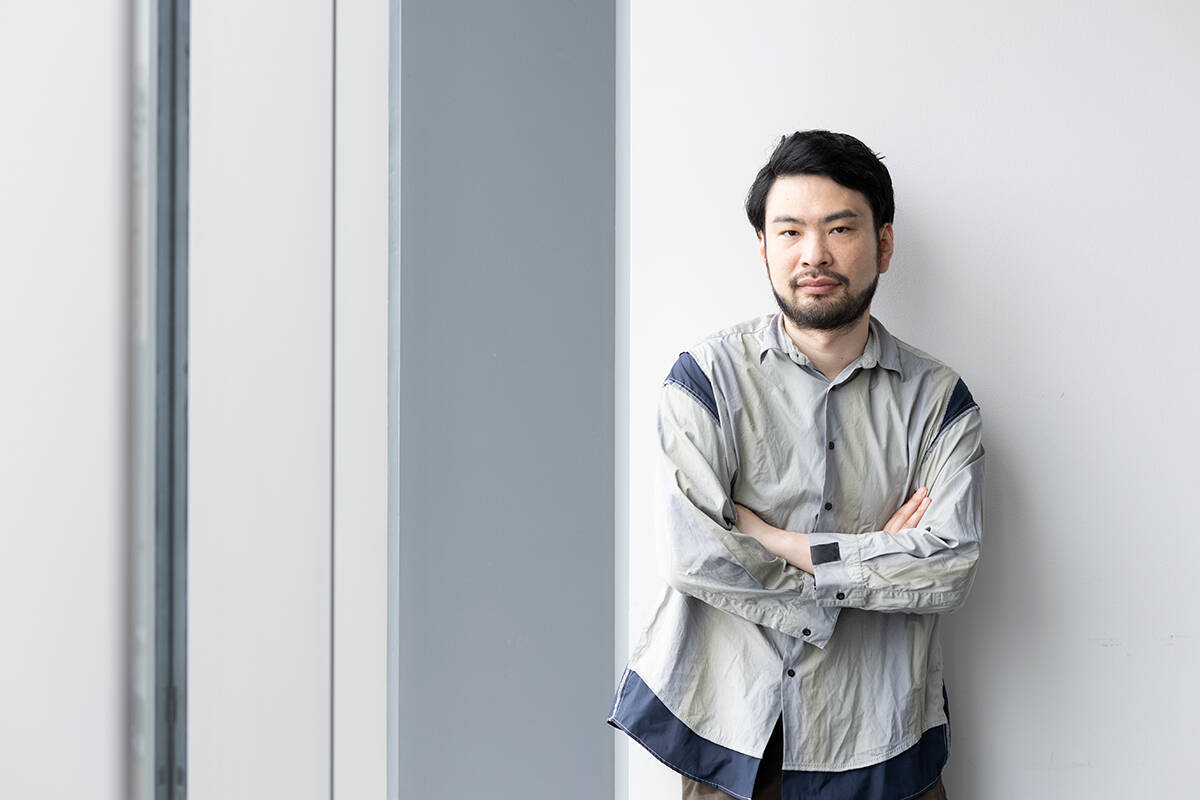 小川哲の初エッセイ、人生のヒントが隠れた『斜め45度の処世術』が4月17日刊行