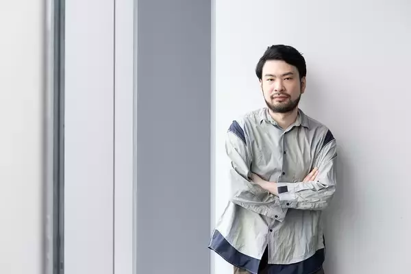 「小川哲の初エッセイ、人生のヒントが隠れた『斜め45度の処世術』が4月17日刊行」の画像