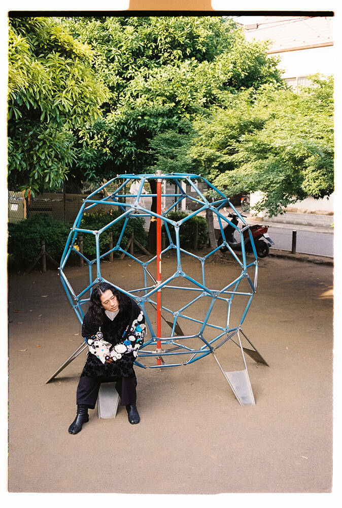 上村窓写真連載vol.7『どこだよここは だれだよきみは』〜又吉直樹と街を歩く〜