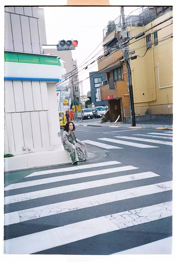 「上村窓写真連載vol.7『どこだよここは だれだよきみは』〜又吉直樹と街を歩く〜」の画像