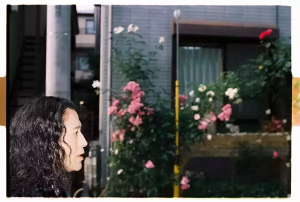 「上村窓写真連載vol.7『どこだよここは だれだよきみは』〜又吉直樹と街を歩く〜」の画像