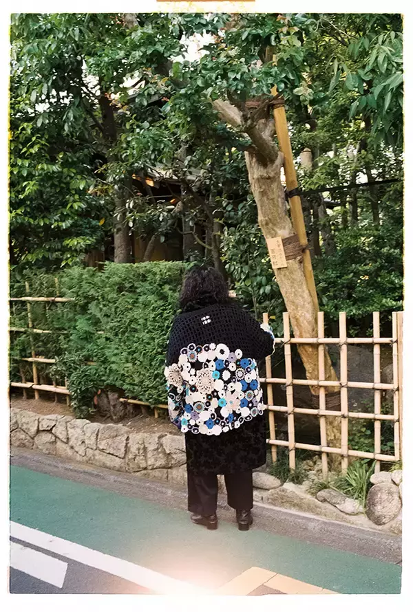 「上村窓写真連載vol.7『どこだよここは だれだよきみは』〜又吉直樹と街を歩く〜」の画像