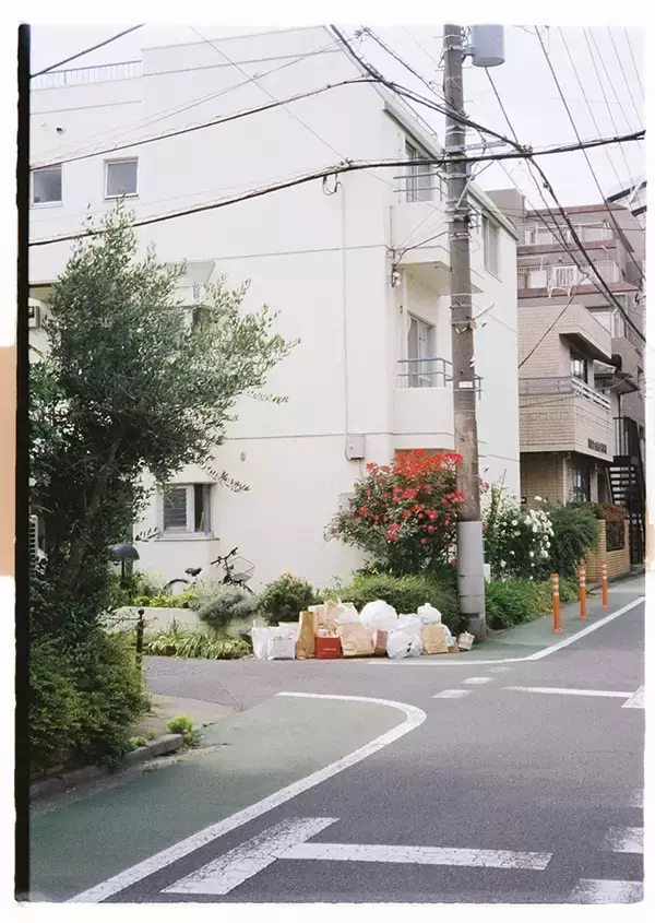 「上村窓写真連載vol.7『どこだよここは だれだよきみは』〜又吉直樹と街を歩く〜」の画像