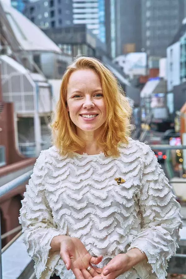 「アキ・カウリスマキ最新作『枯れ葉』を主演アルマ・ポウスティが語る。戦争と日常、「塩辛い」恋物語」の画像