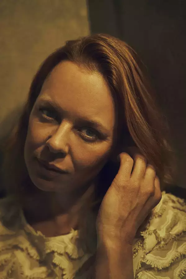 「アキ・カウリスマキ最新作『枯れ葉』を主演アルマ・ポウスティが語る。戦争と日常、「塩辛い」恋物語」の画像