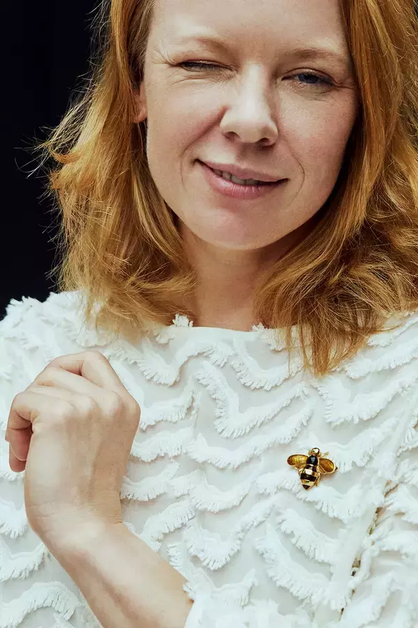 「アキ・カウリスマキ最新作『枯れ葉』を主演アルマ・ポウスティが語る。戦争と日常、「塩辛い」恋物語」の画像