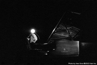 坂本龍一の演奏を自動演奏で再現、愛用楽器との軌跡を辿る『坂本龍一のピアノ展』開催