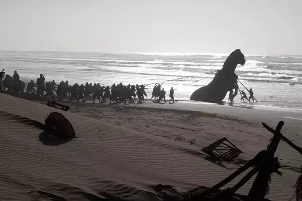 『オデュッセイア』場面写真到着。ノーラン監督こだわりの実物大「トロイの木馬」も登場