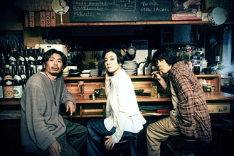 森田剛、鈴木杏、峯田和伸が居酒屋に集う。舞台『僕らの時代じゃない』ビジュアル公開